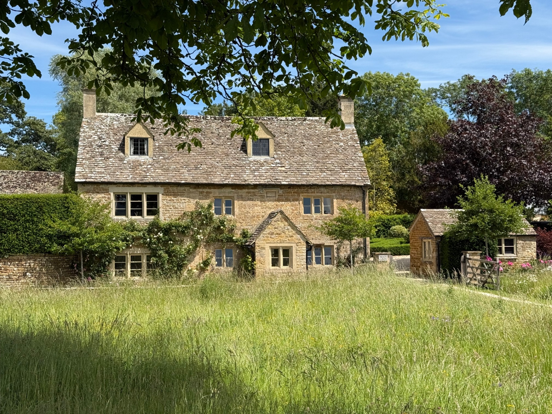 Heath Lawn — Cotswold stone house with gardens